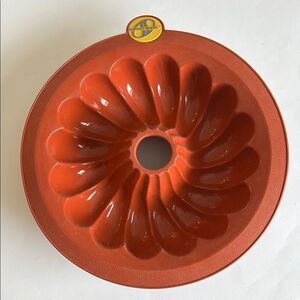 Smartware Silicon Bakewear Round Bundt Pan Never Used